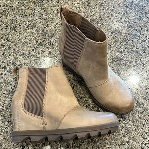 Sorel wedge boots size 8/39. Tan to a sage green color
